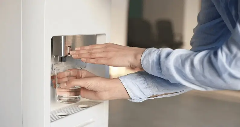 Fuentes de agua de botelln y de red: diferencias y recomendaciones