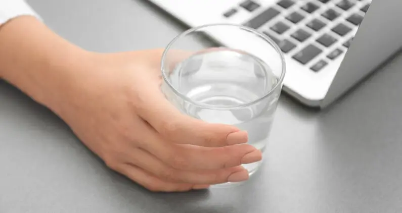 El auge de las fuentes de agua manos libres para oficina