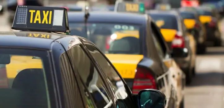 																																								Servicio 24 horas de taxis y minivans