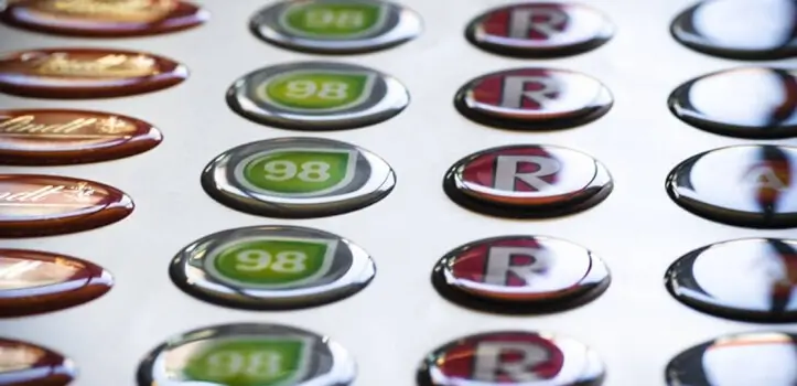 Adhesivos resinados. Tu marca en una pegatina con volumen!