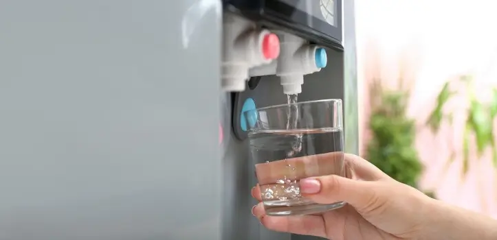 Si eres de los que bebe agua embotellada en casa estos dispensadores te  harán la vida mucho más fácil